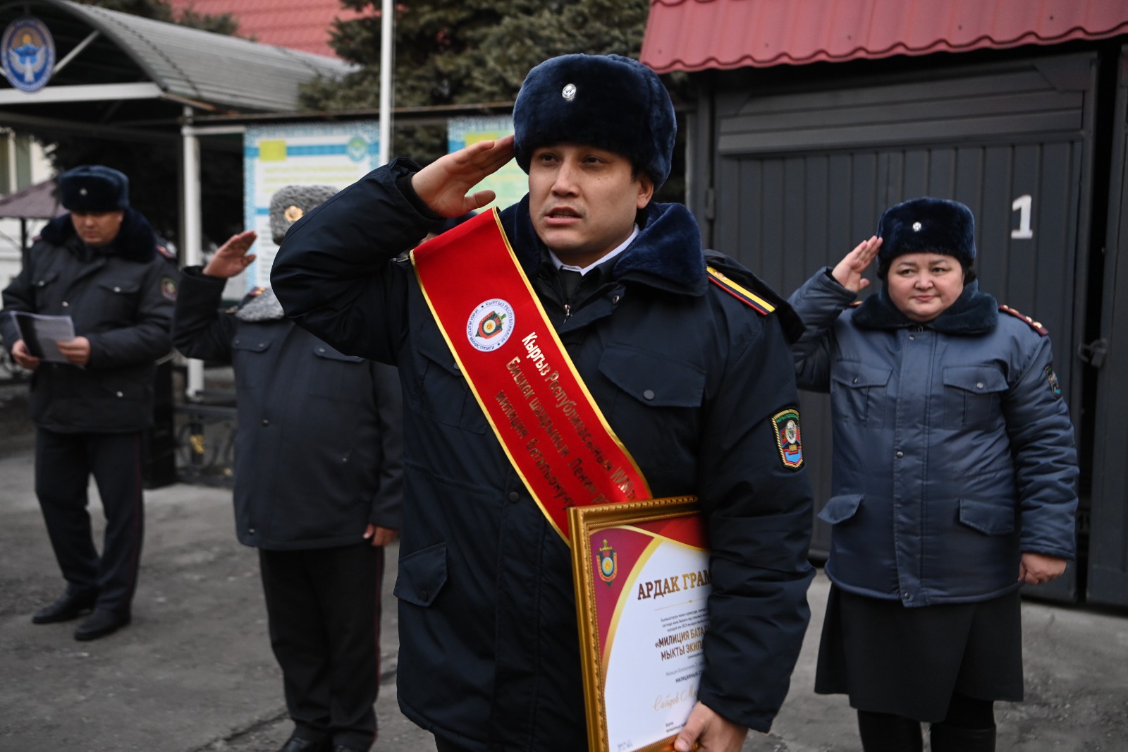 Вручены награды лучшим сотрудникам отдела охраны Ленинского района Службы охраны МВД КР