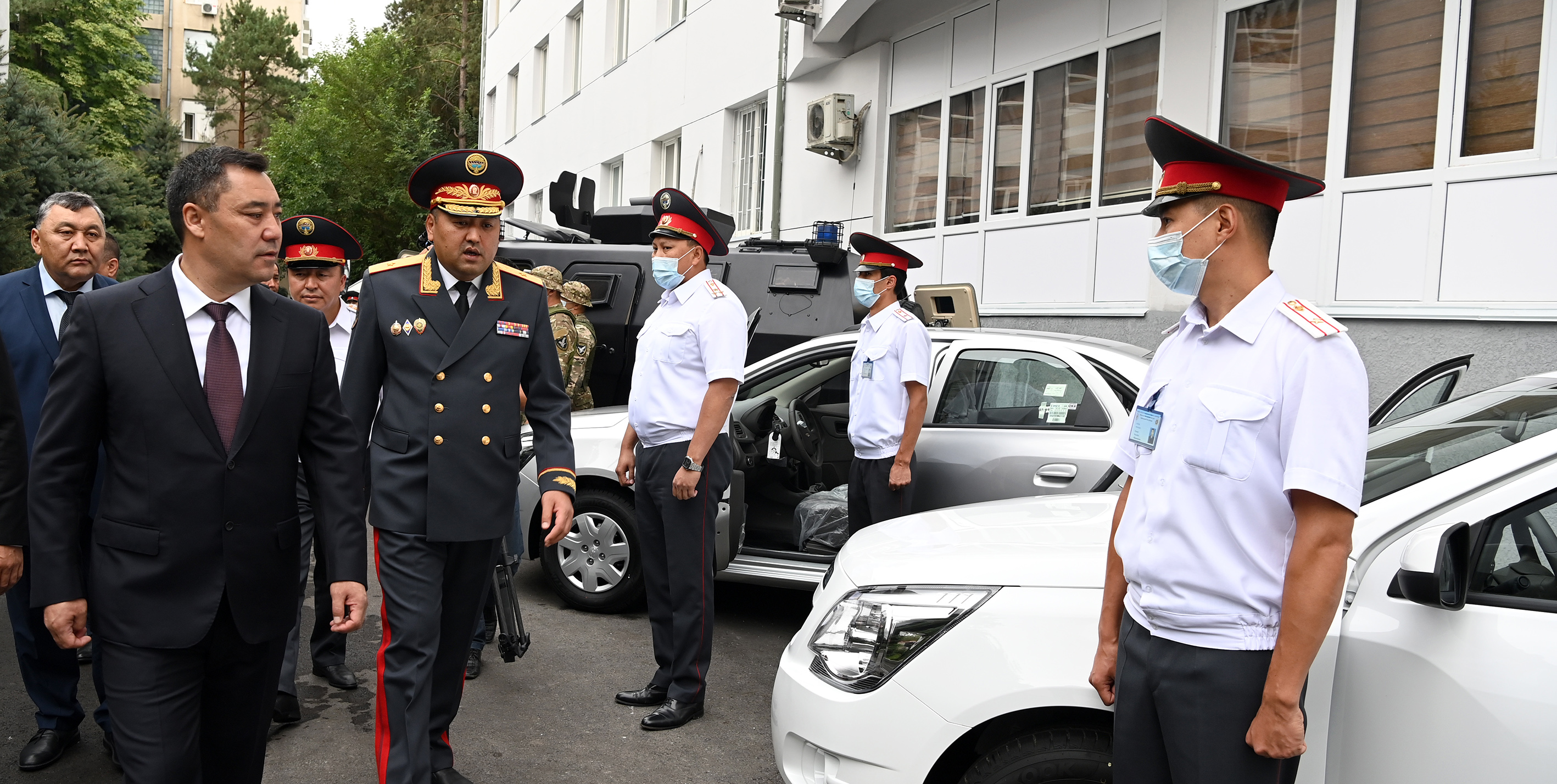 Президент Садыр Жапаров посетил центральный аппарат МВД и осмотрел новое оснащение органов внутренних дел