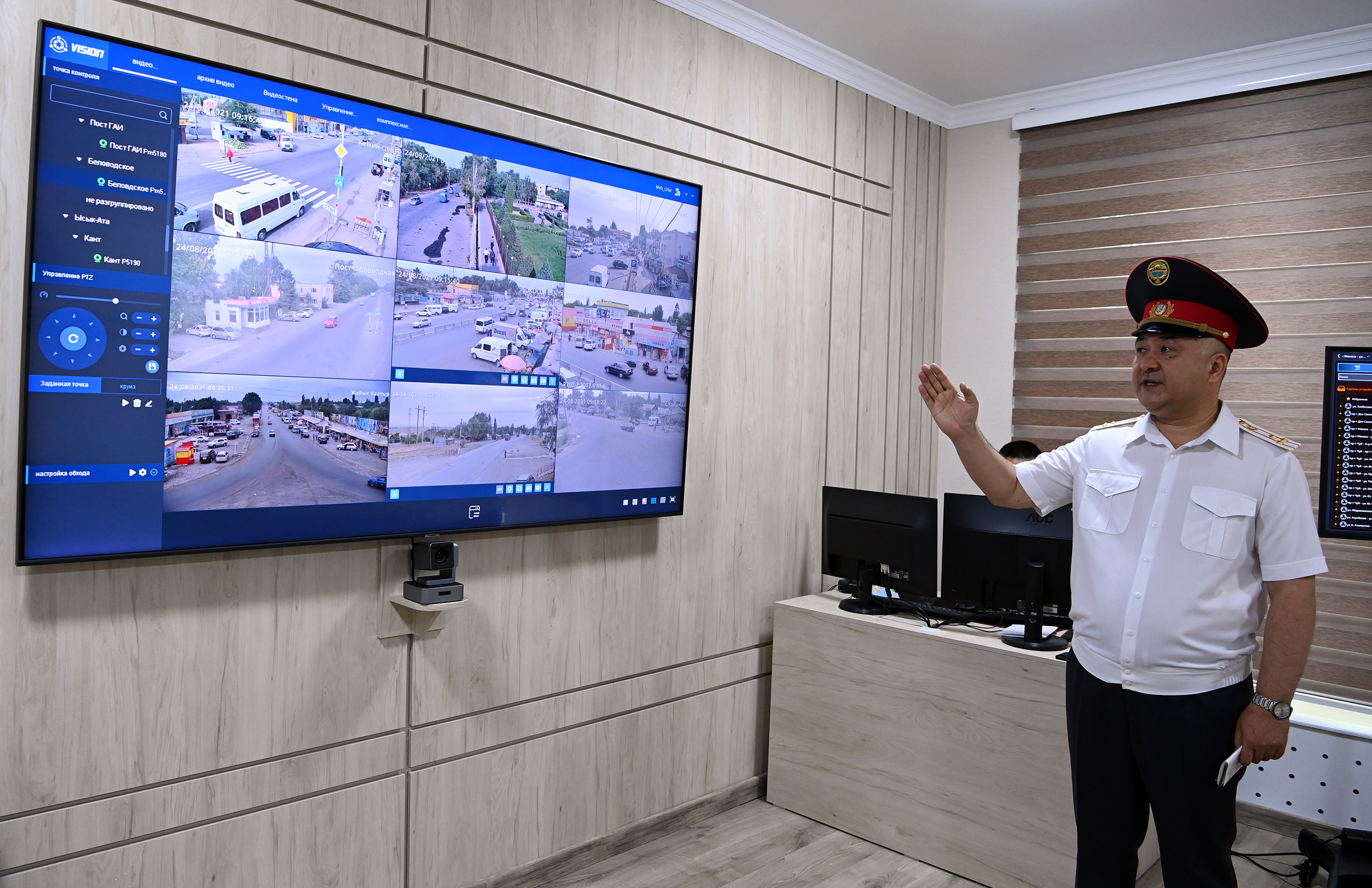 Президент Садыр Жапаров посетил центральный аппарат МВД и осмотрел новое оснащение органов внутренних дел