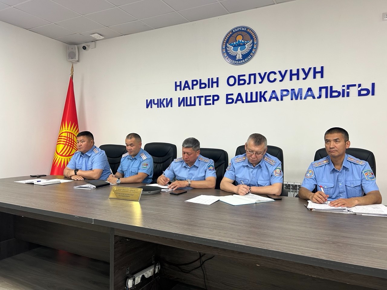 Ички иштер министрлигинде 6 айды ийгиликтүү жабуу жана кызматтык тартипти чыңдоо боюнча аппараттык кеңешме өттү