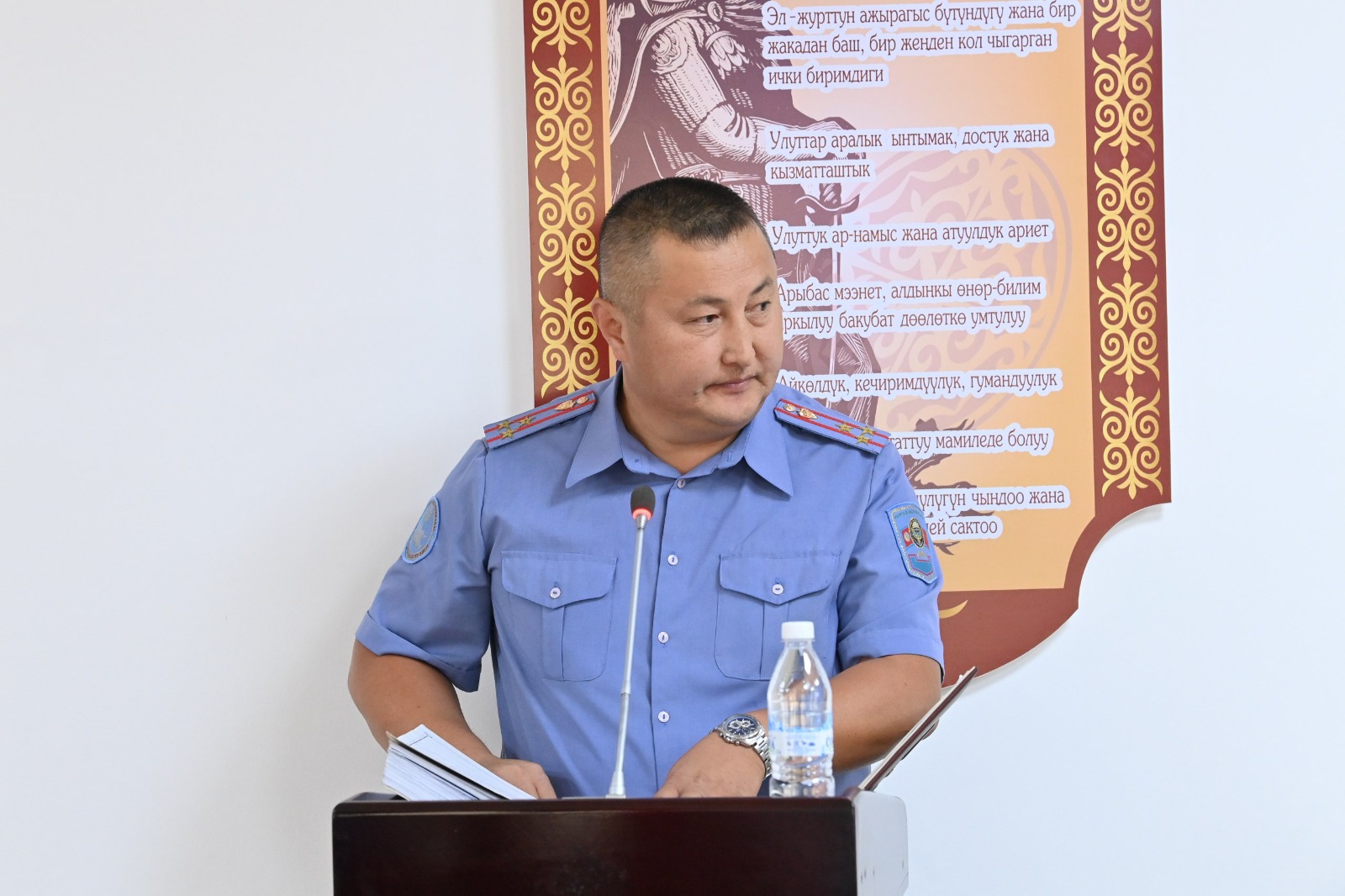 Ички иштер министри Улан Ниязбеков Бостери айылында каза болгон жигиттин жакындары менен жолугушту