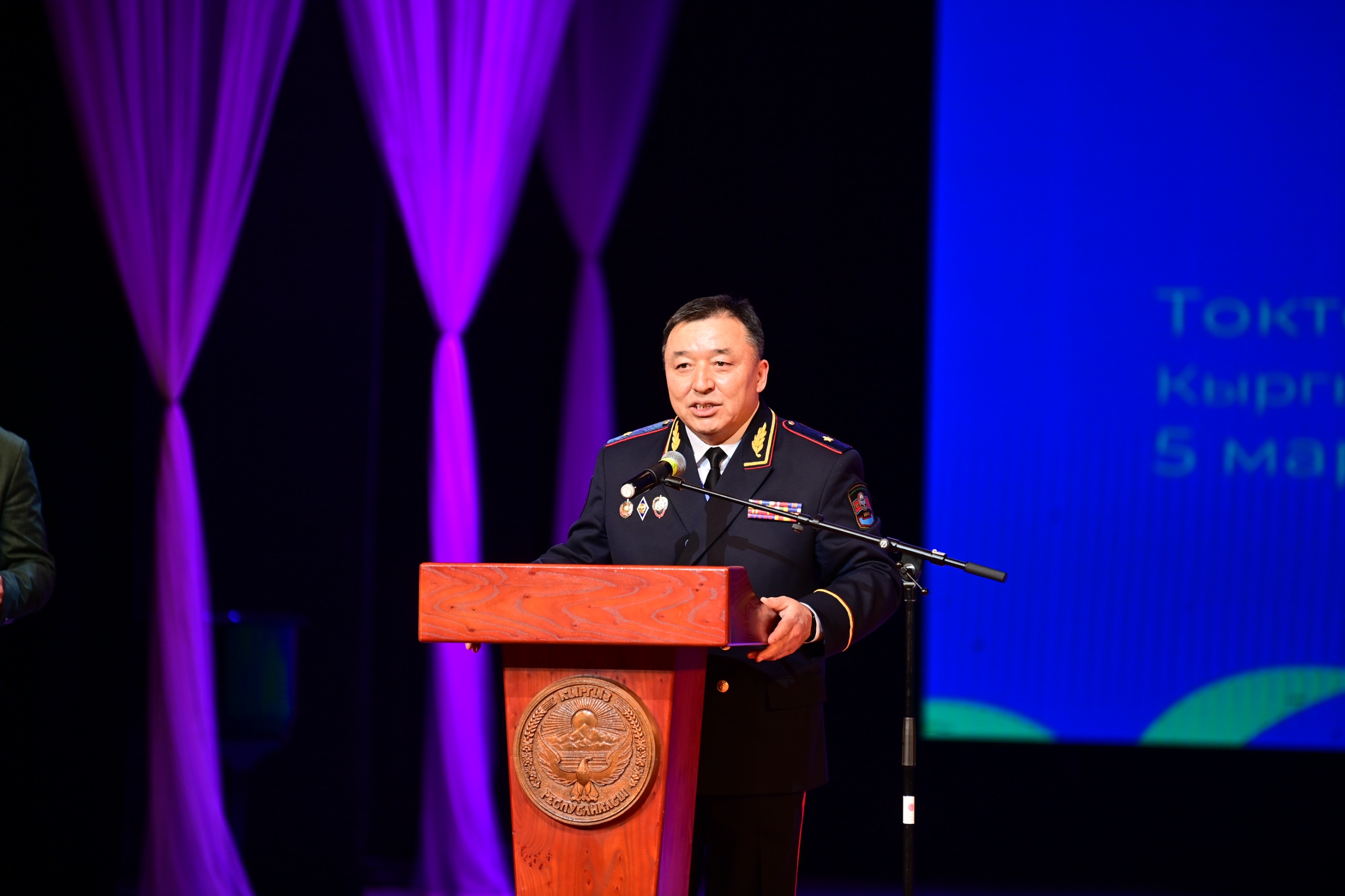 әйелімен және қызымен жыныстық қатынас Кемпірді үлкен мүшесі трахает етеді