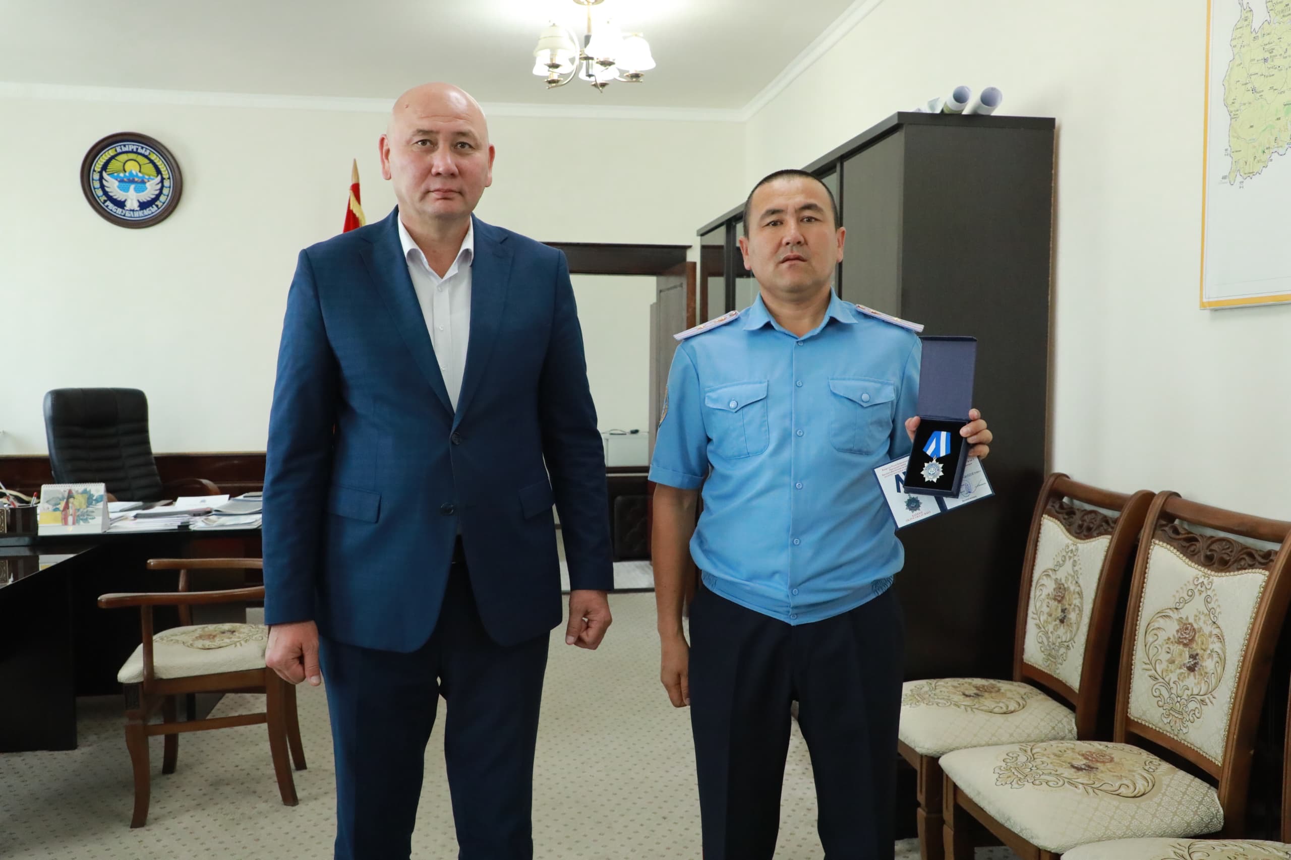 Кызматтагы баатырдык: Кадамжайдагы милиция кызматкери өспүрүм кыздын өмүрүн сактап калды