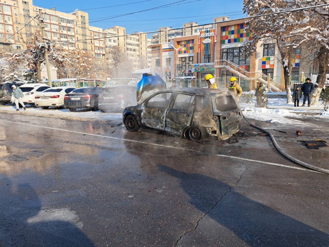 Самовозгорание автомобиля по улице Тыныстанова, пострадавших нет