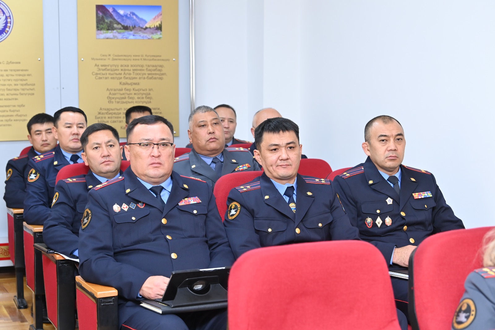 Улан Ниязбеков: “Элге сапаттуу сервистик тейлөө көрсөтүүнүн башаты - жарандар менен тынымсыз иштөөдөн башталат”