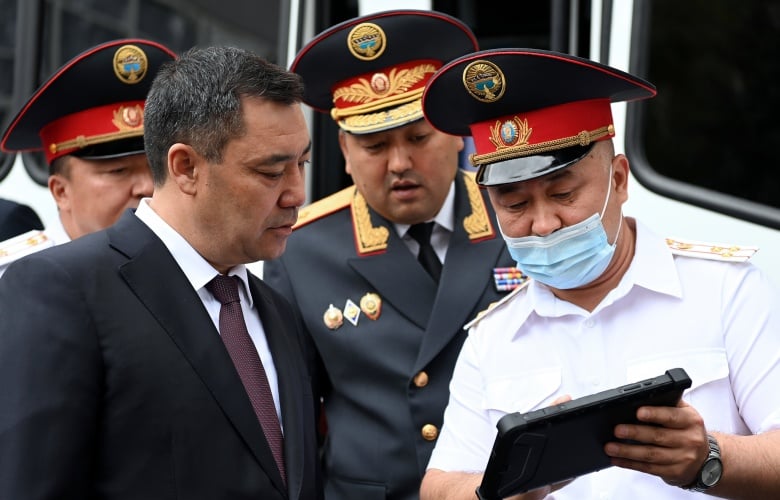 Президент Садыр Жапаров ИИМдин борбордук аппаратында ички иштер органдарынын жаңы үлгүдөгү жабдууларын көрүп чыкты
