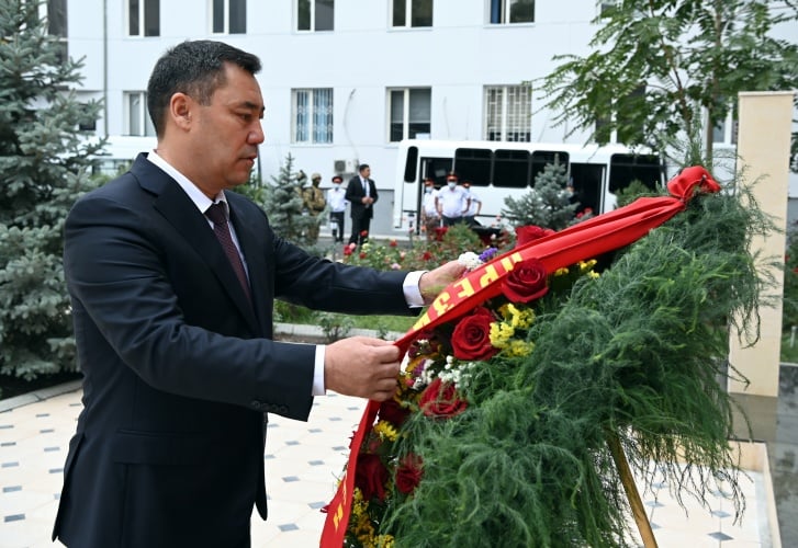 Президент Садыр Жапаров ИИМдин борбордук аппаратында ички иштер органдарынын жаңы үлгүдөгү жабдууларын көрүп чыкты