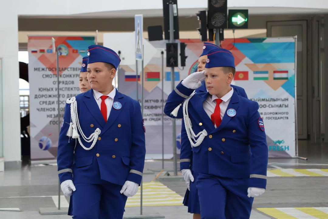 КМШга мүчө мамлекеттеринен келген жол кыймылынын жаш тескөөчүлөрүнүн мамлекеттер аралык кароо-сынагы өтүп жатат