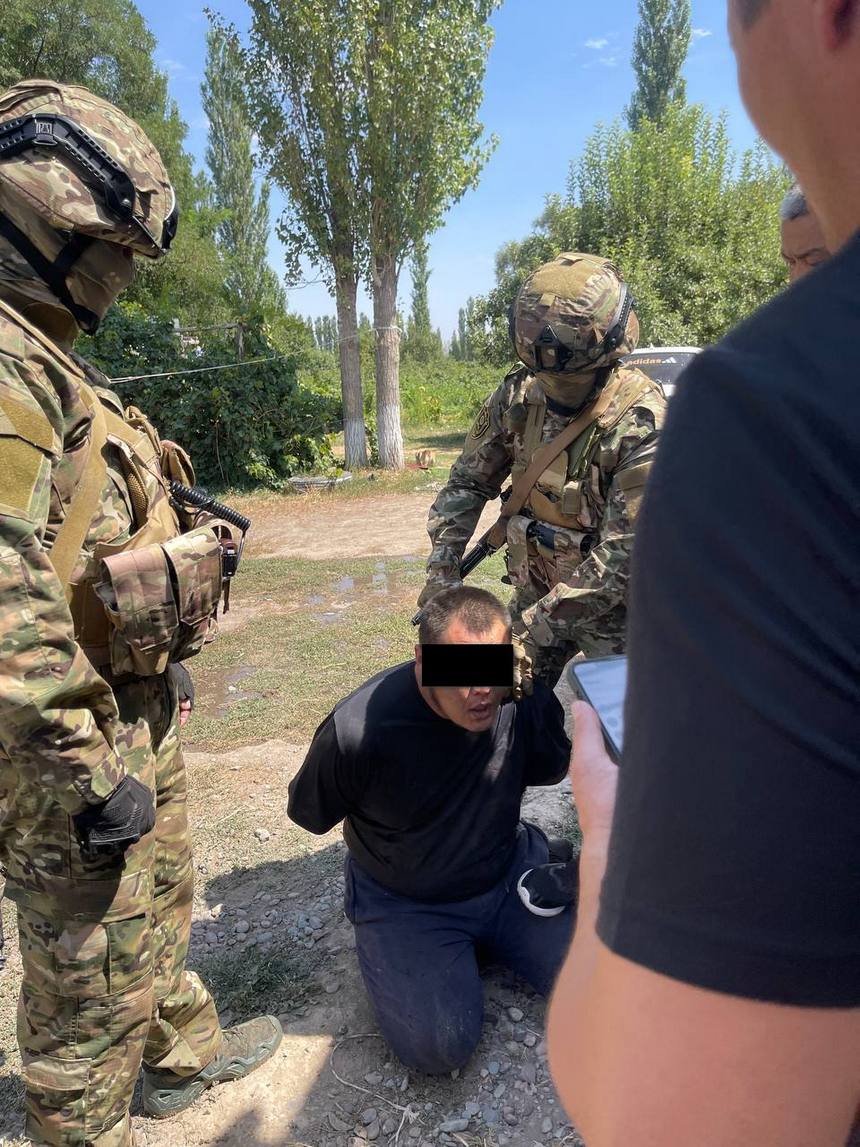 Аламүдүндө буйрутма менен өлтүрүлгөн жигит. Издөөдө жүргөн  жаран 1 жылдан кийин кармалды