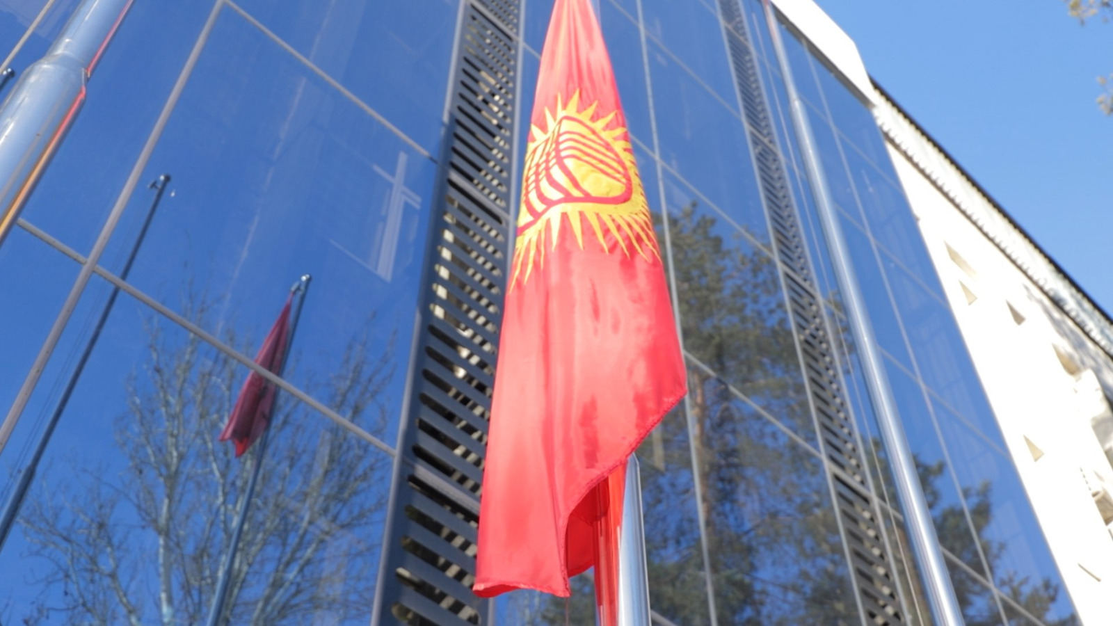В Министерстве внутренних дел поднят новый флаг Кыргызской Республики