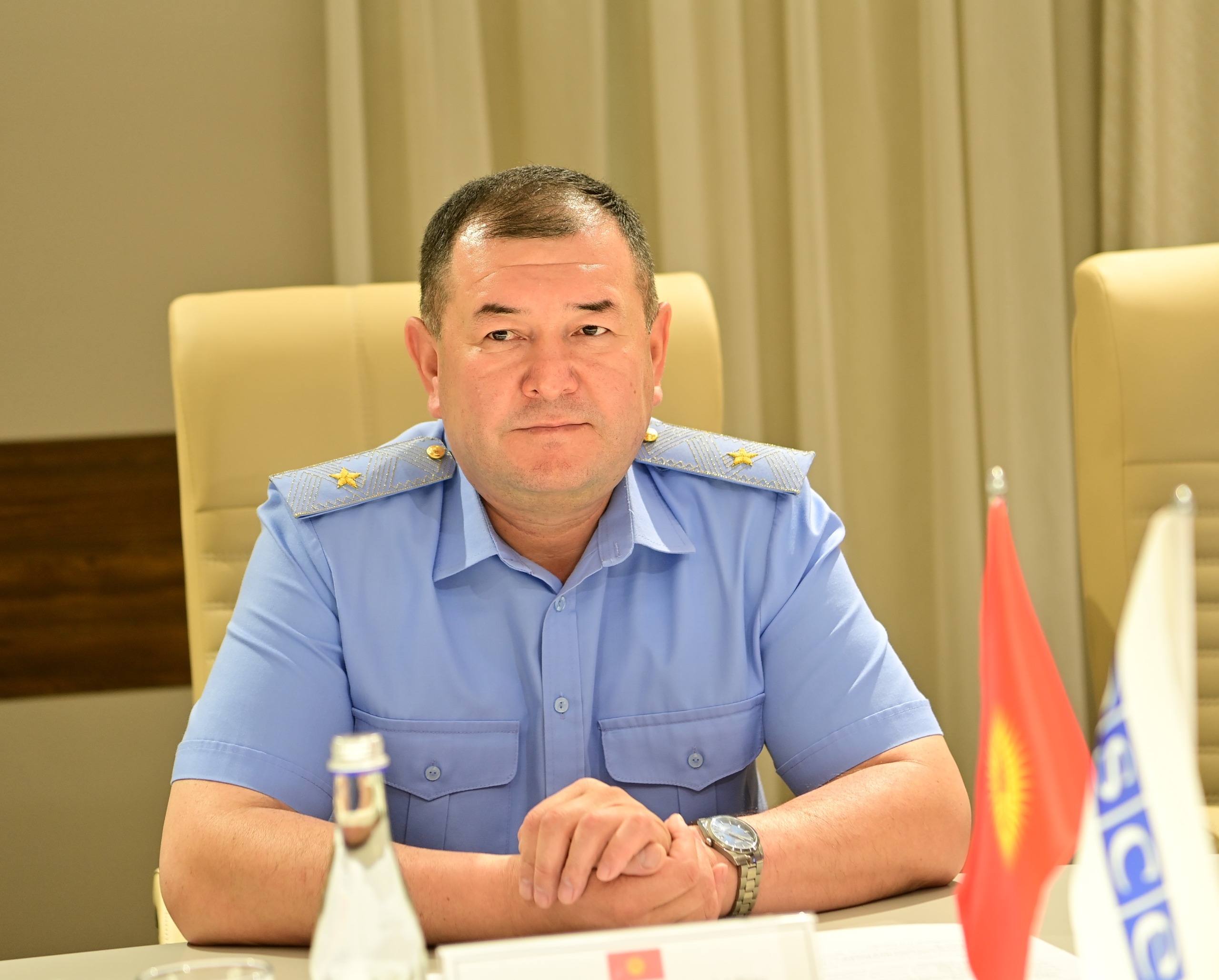 Министрдин биринчи орун басары Адылбек Бийбосунов  ЕККУнун улуттук азчылыктар иштери боюнча жогорку комиссары, элчи Кристоф Камп менен жолугушту