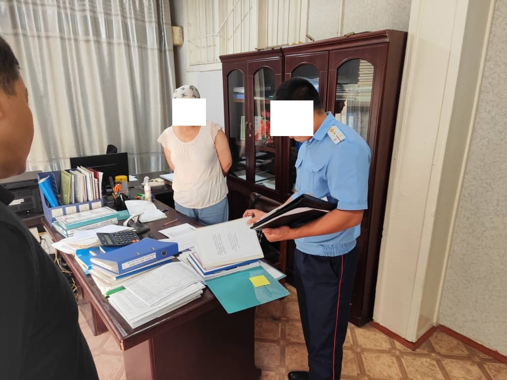 В городе Ош задержан специалист, требующий деньги для зачисления ребенка в детский сад