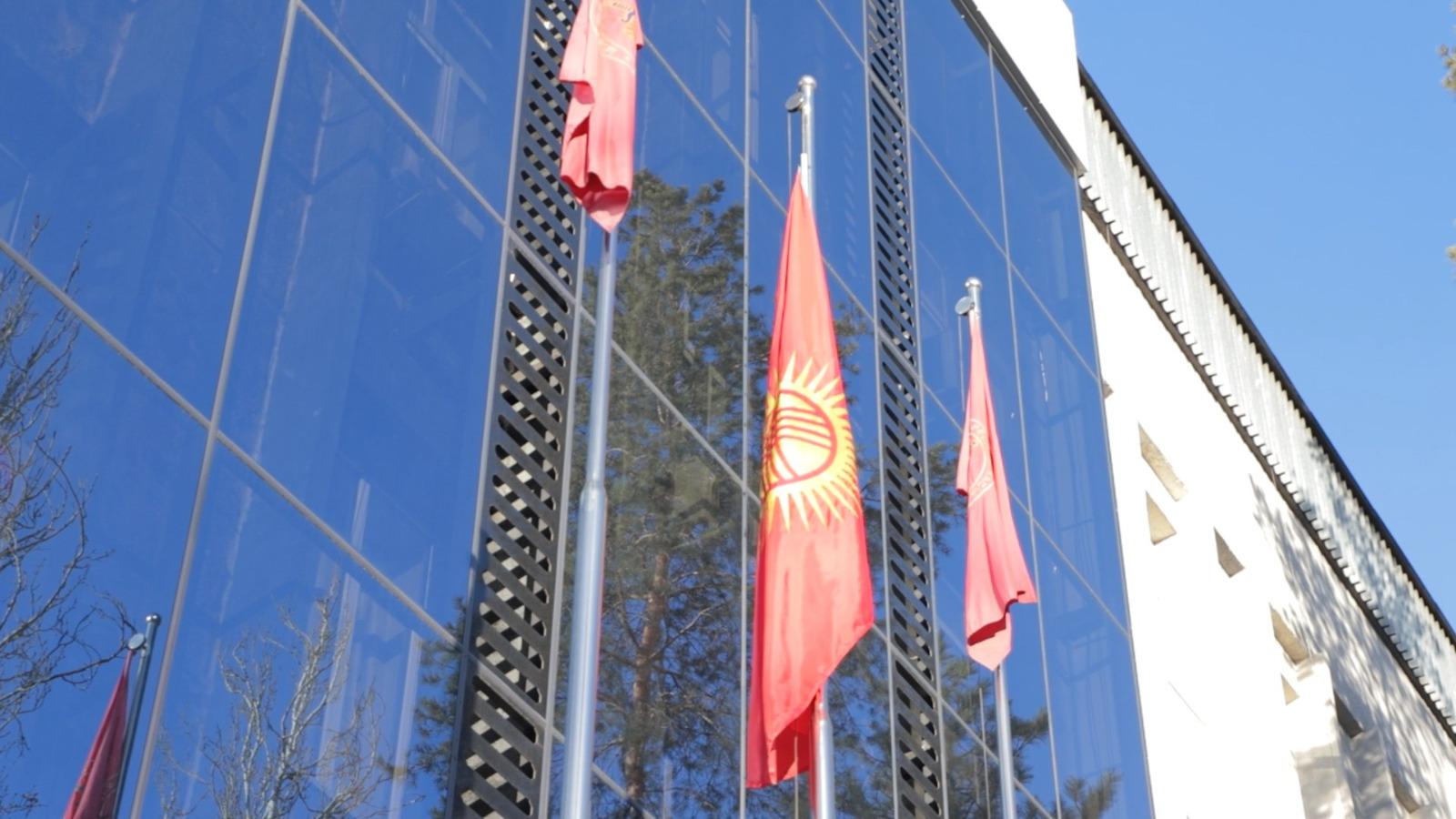 В Министерстве внутренних дел поднят новый флаг Кыргызской Республики