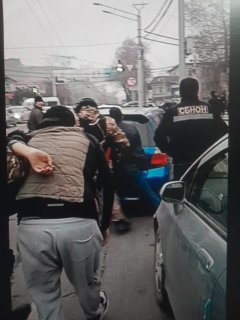 Оперативниками СБНОН МВД КР в г. Ош задержана группа лиц вымогавших крупную сумму денежных средств