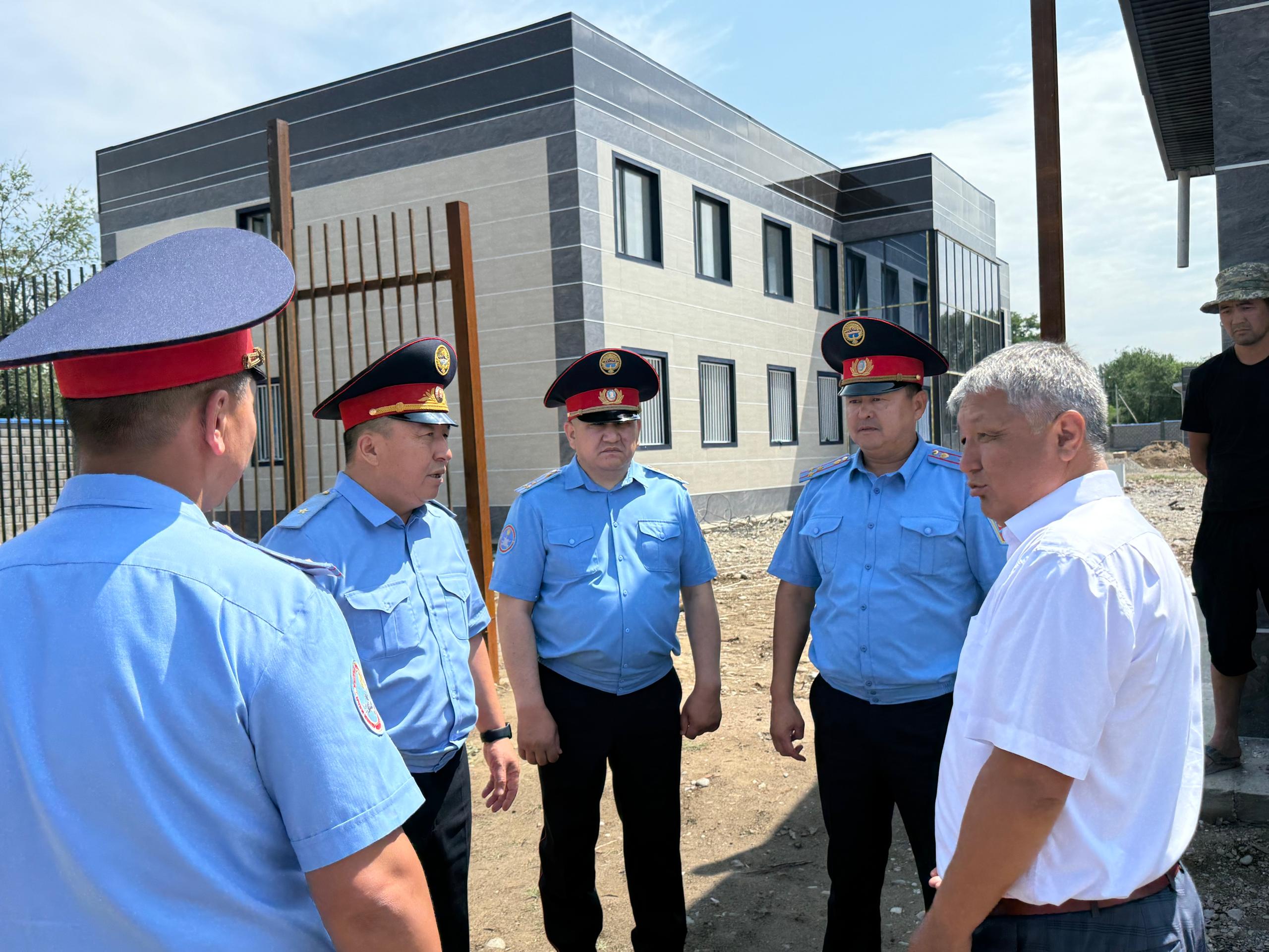 Ички иштер министринин орун басары Октябрь Урмамбетов  Таластагы милиция бөлүмдөрүнүн курулуштарын текшерди