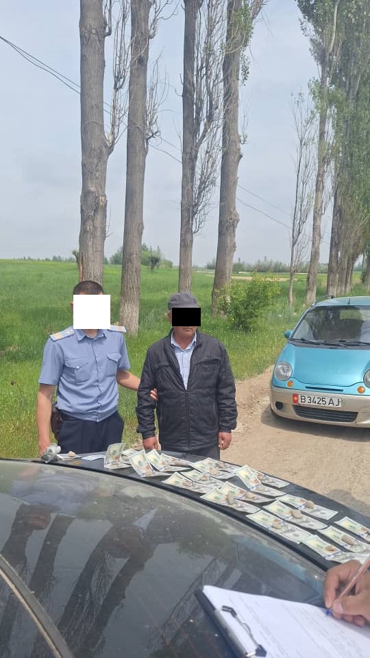 В Жалал-Абадской области с фальшивыми долларами задержан гражданин занимающийся контрабандой