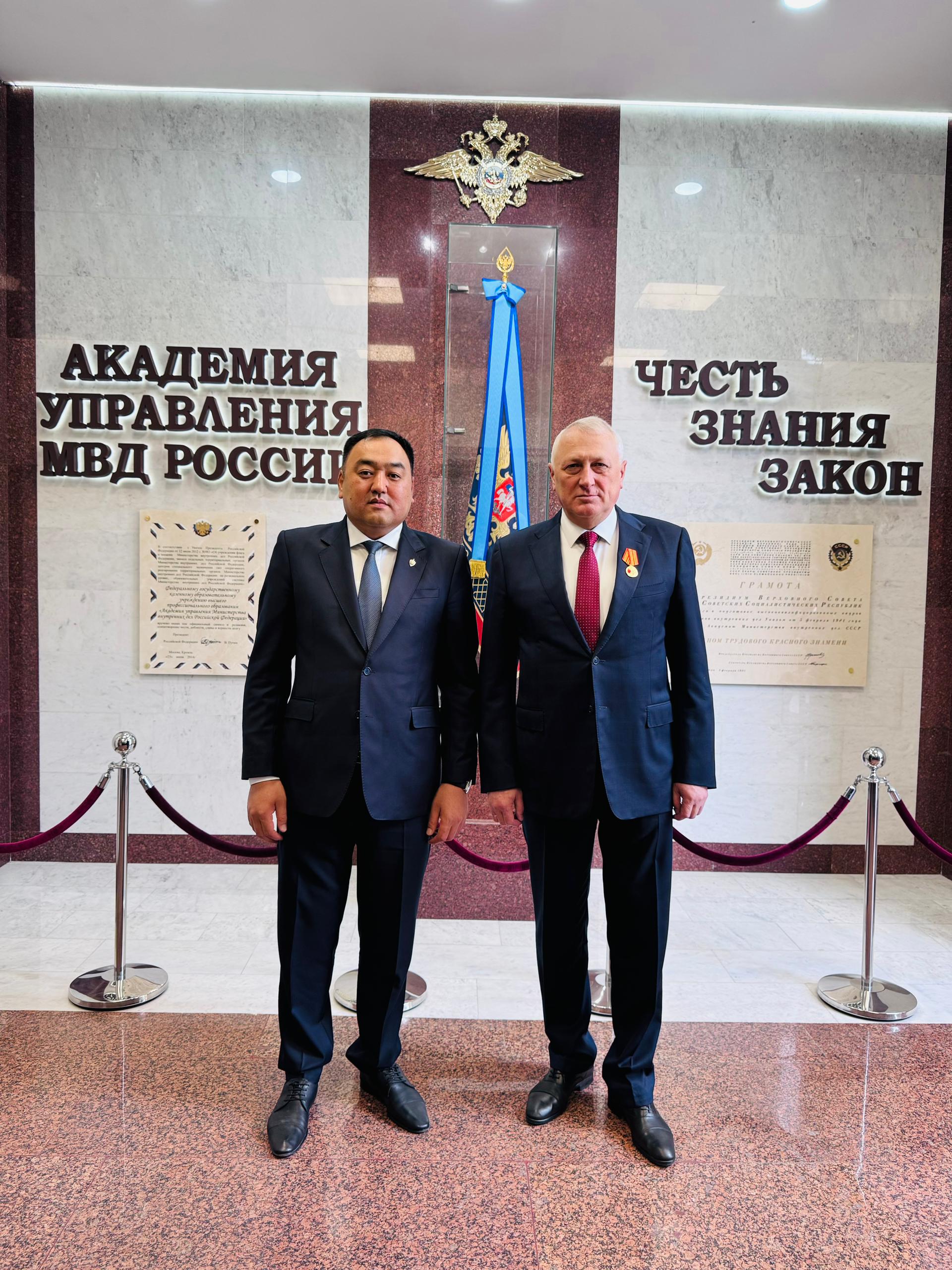 Ички иштер министри Улан Ниязбеков Россиянын ички иштер министрлигинин башкаруу Академиясынын башчысы Сергей Синенко менен жолукту