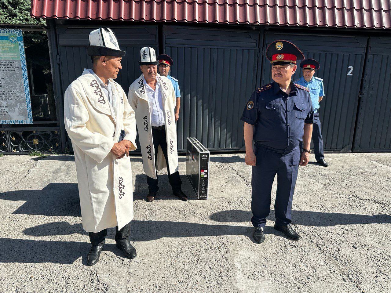 Двух сотрудников отдела охраны Ленинского района проводили на заслуженный  отдых