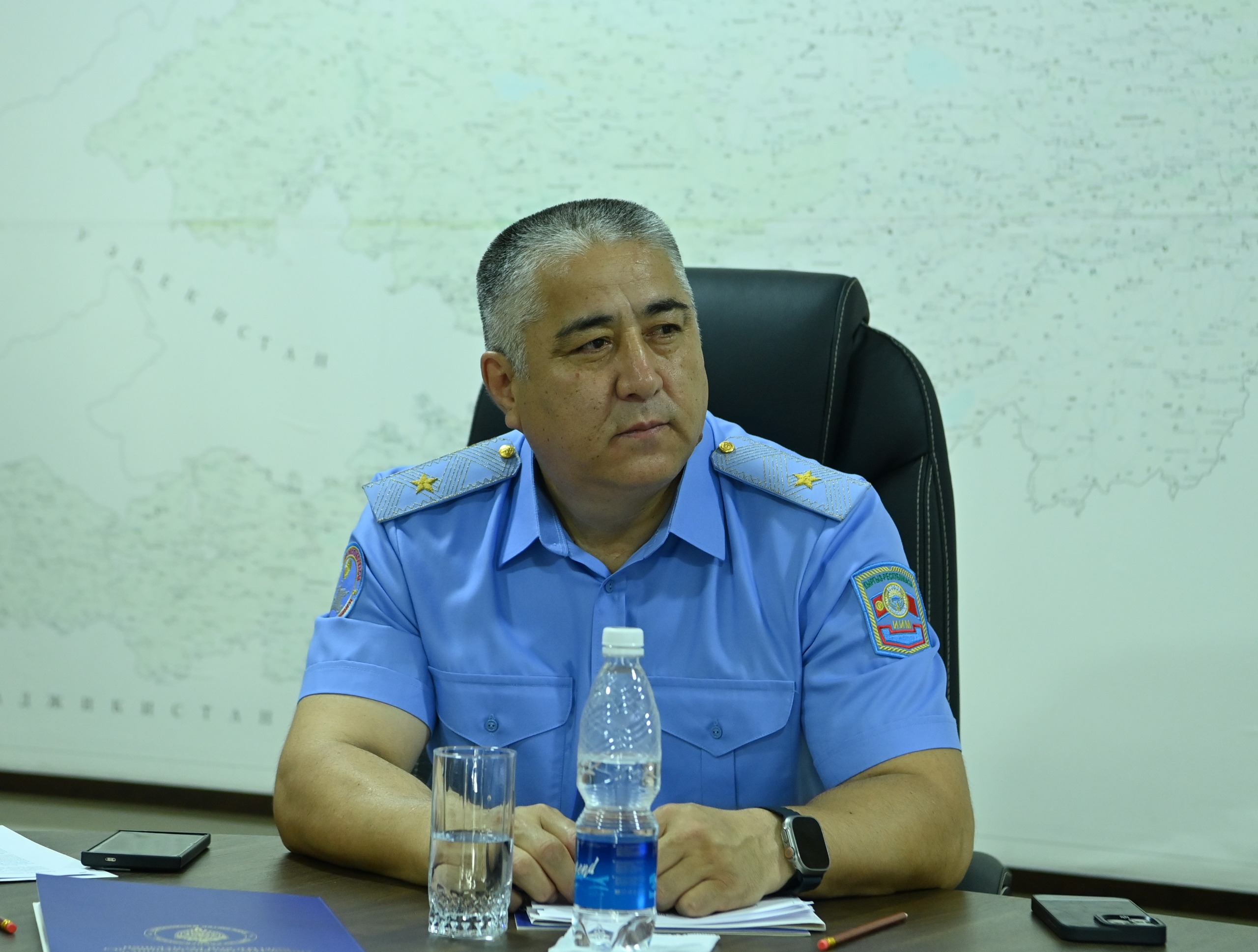 Ички иштер министрлигинде 6 айды ийгиликтүү жабуу жана кызматтык тартипти чыңдоо боюнча аппараттык кеңешме өттү