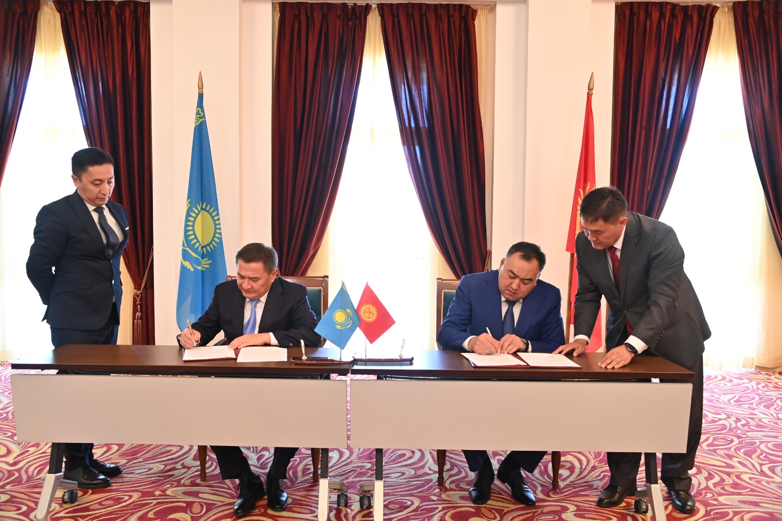 Главы МВД Кыргызстана и Казахстана подписали меморандум об укреплении сотрудничества