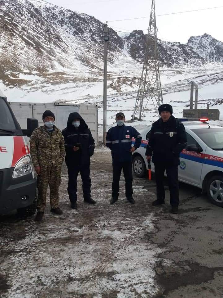 Чүй облусунун ЖКККБ инспекторлору медицина кызматкерлери менен биргеликте Төө-Ашуу ашуусу аркылуу өтүп жаткан айдоочуларга алдын алуу  иш-чараларын жүргүзүп жатышат