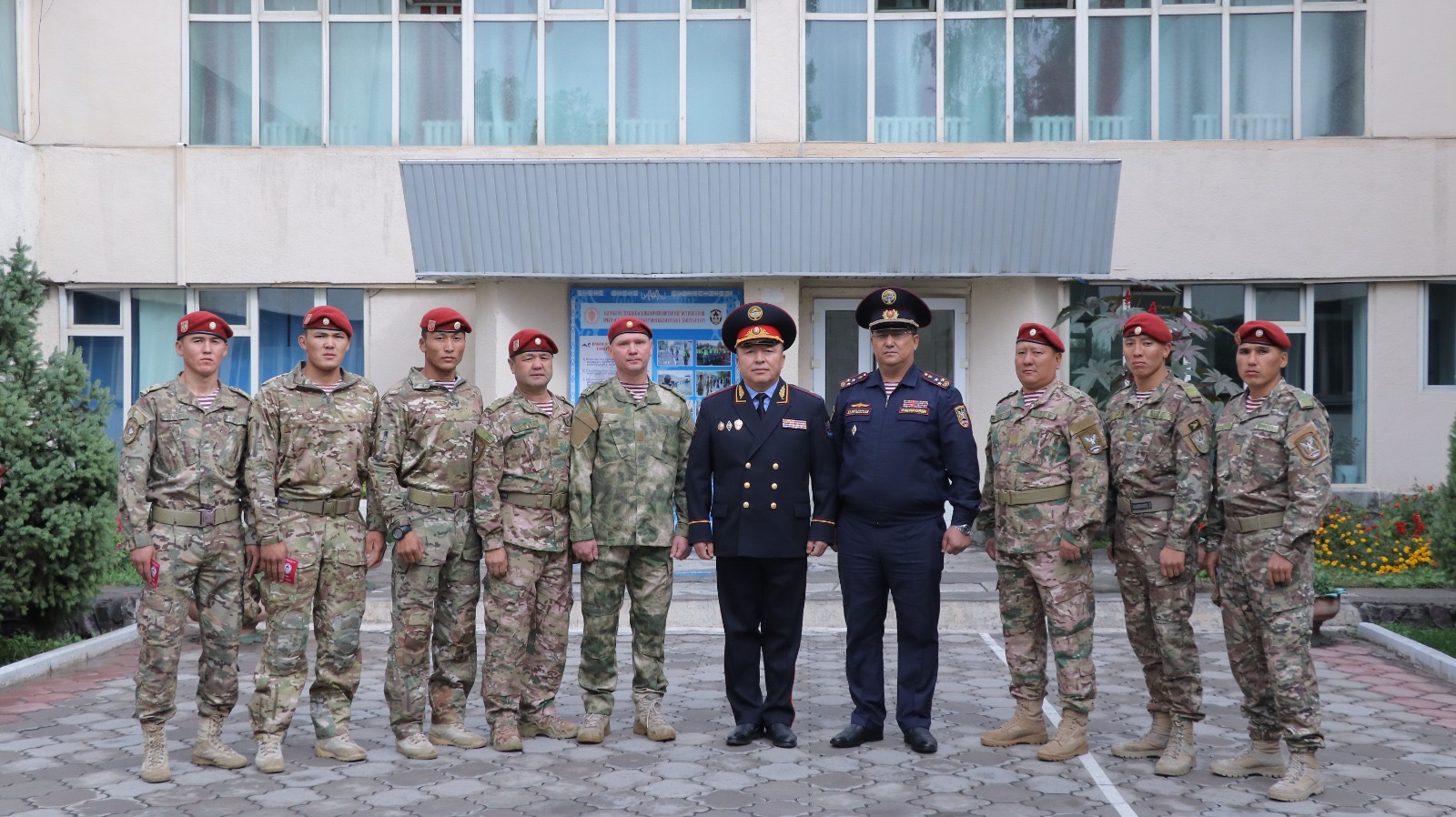Лучшие военнослужащие из подразделений специального назначения Внутренних войск получили право на ношение крапового берета