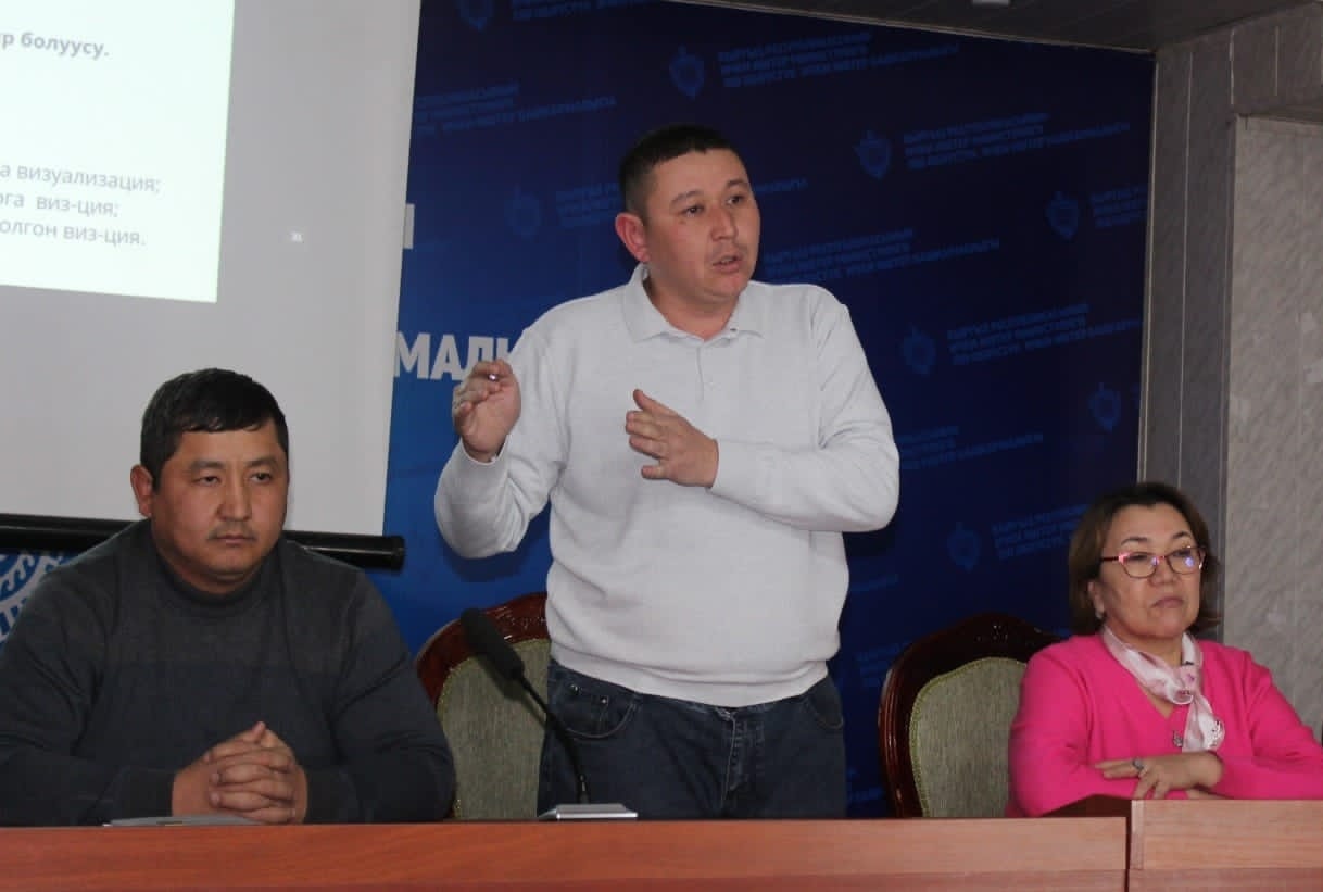 Аалам көркүн көз ачат, адам көркүн сөз ачат