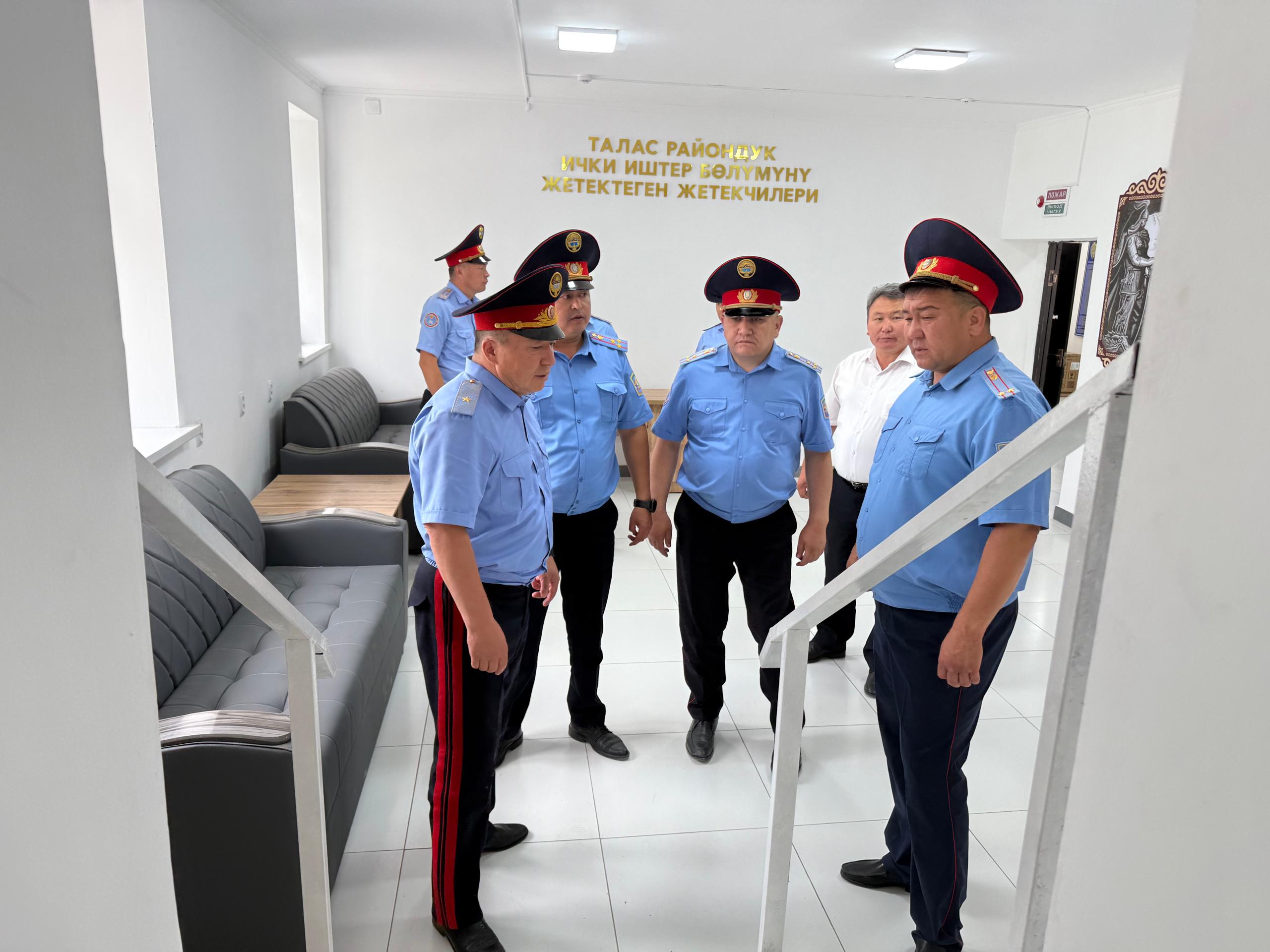 Ички иштер министринин орун басары Октябрь Урмамбетов  Таластагы милиция бөлүмдөрүнүн курулуштарын текшерди