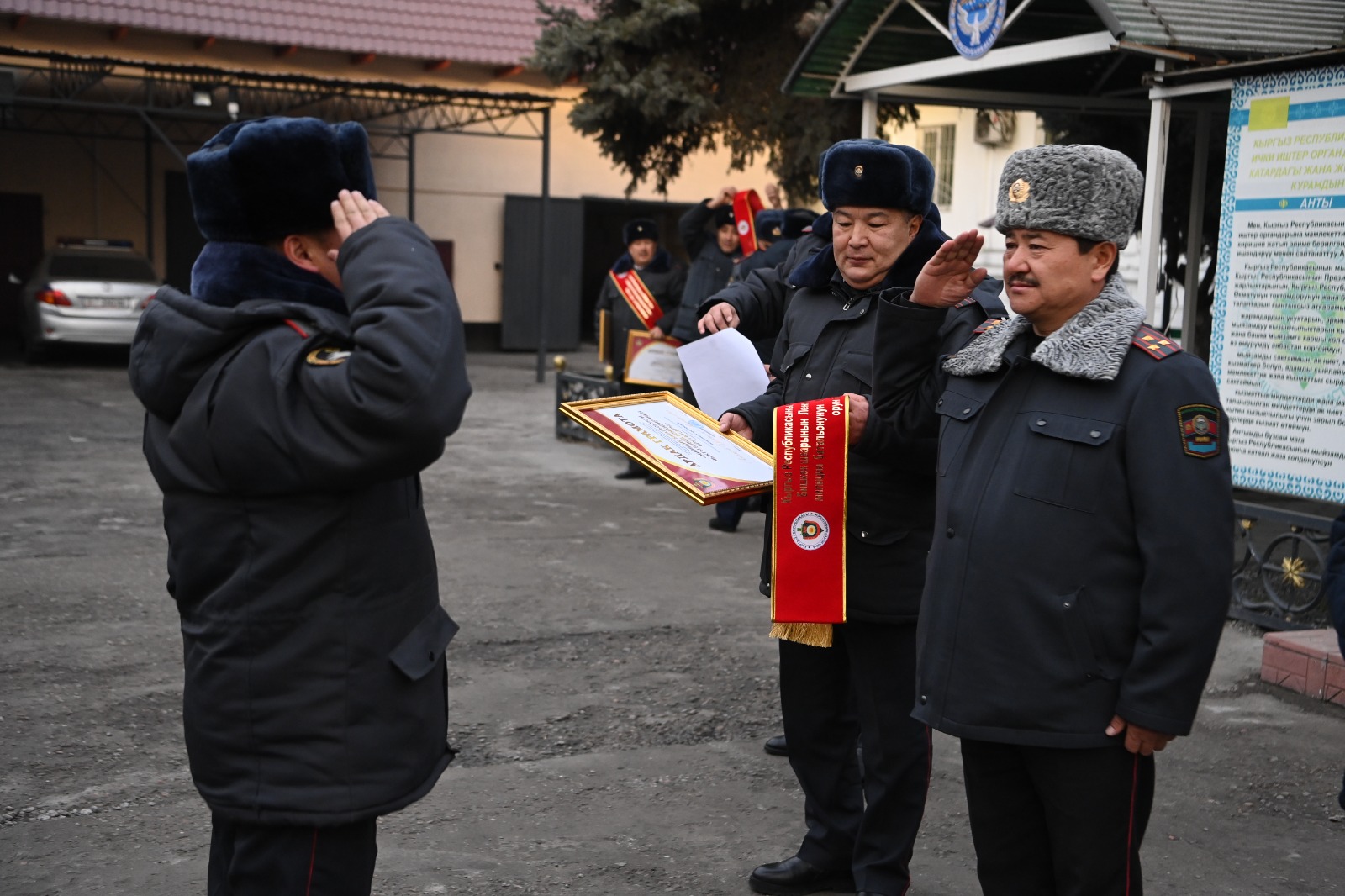 Вручены награды лучшим сотрудникам отдела охраны Ленинского района Службы охраны МВД КР