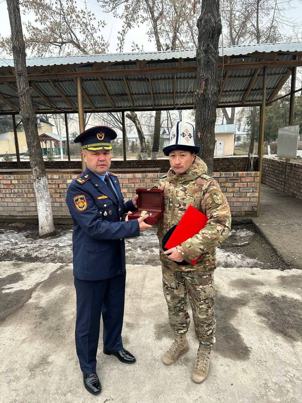 Жаштар үчүн үлгү: мекенге берилгендик жана чыгармачылык
