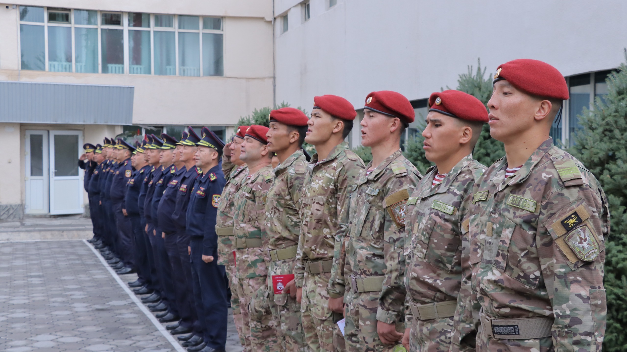 Лучшие военнослужащие из подразделений специального назначения Внутренних войск получили право на ношение крапового берета