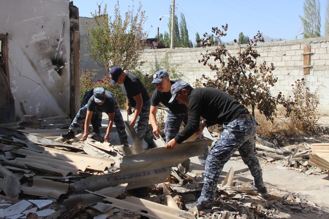 Уничтожить таджиков. Разрушенный дом в Баткенской области. Баткен область. Полиция Таджикистана и Узбекистана. Баткен облустук администрация.
