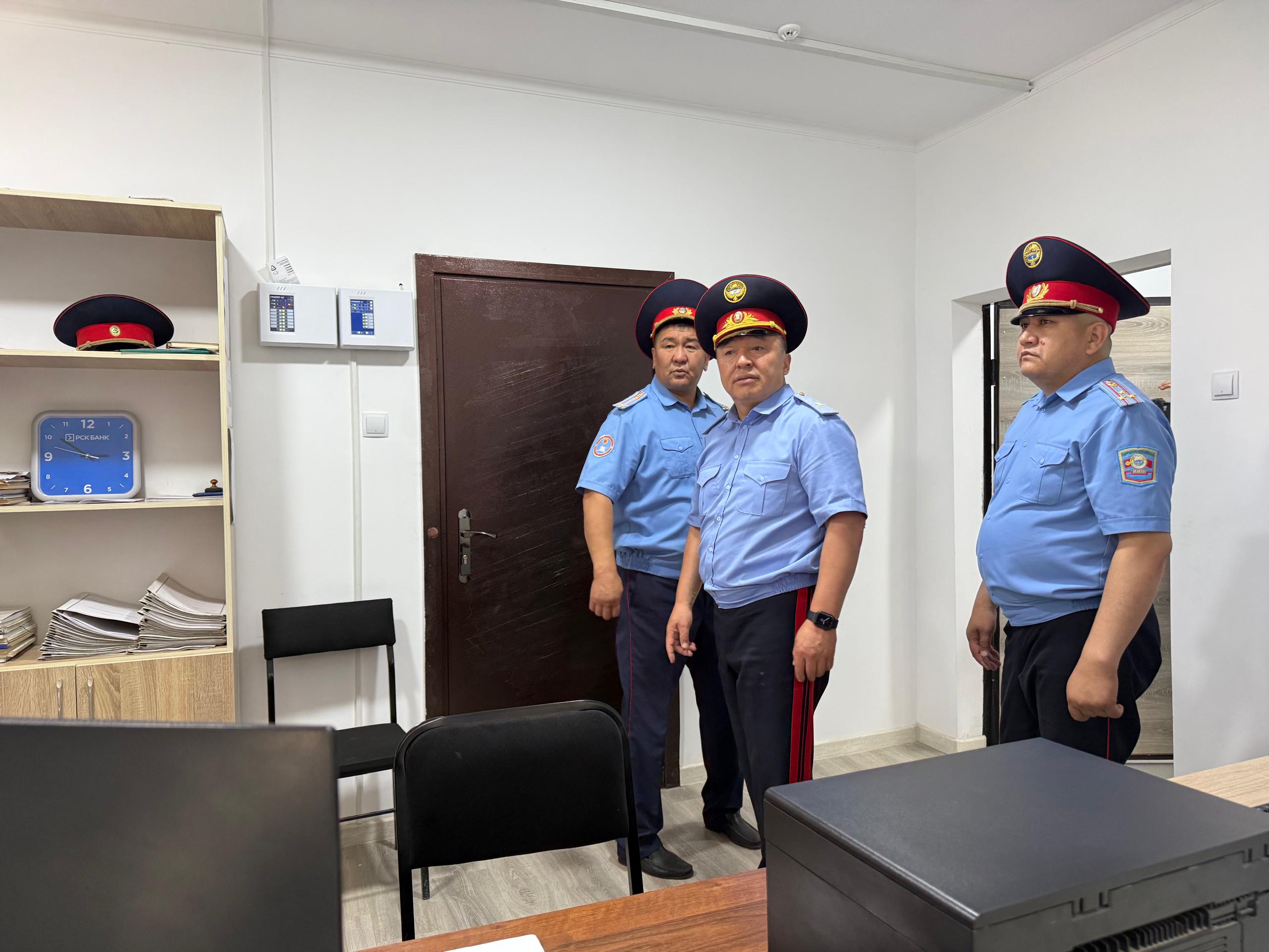 Ички иштер министринин орун басары Октябрь Урмамбетов  Таластагы милиция бөлүмдөрүнүн курулуштарын текшерди