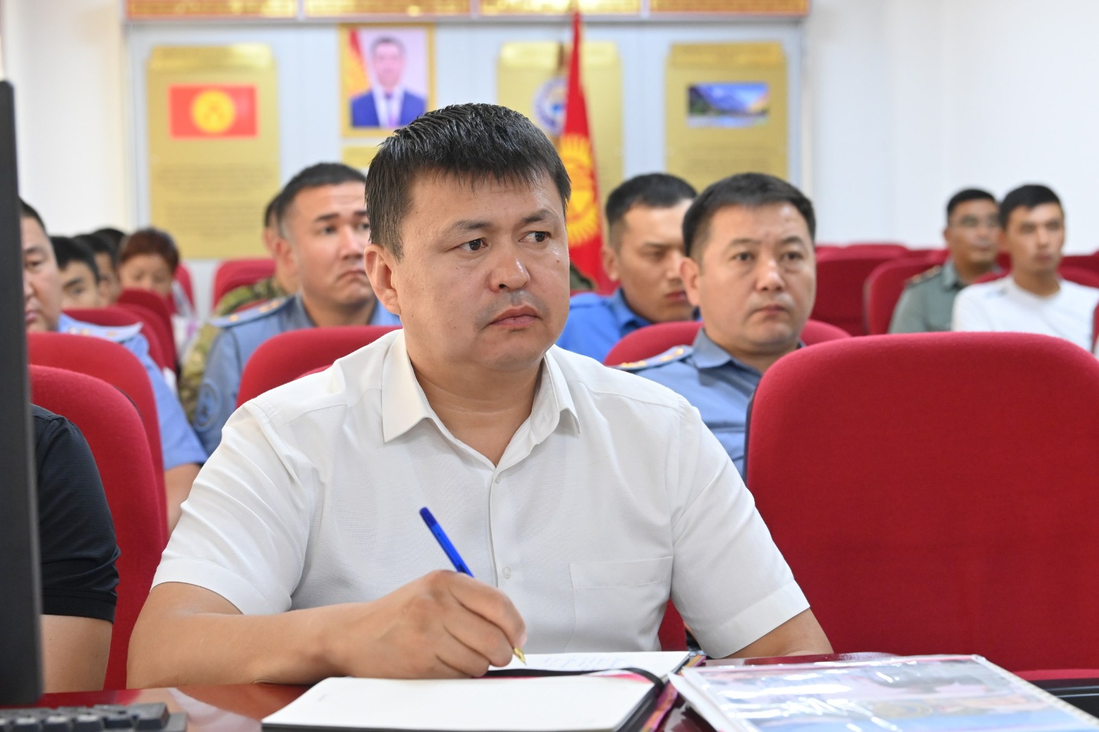 Ички иштер министри Улан Ниязбеков Бостери айылында каза болгон жигиттин жакындары менен жолугушту