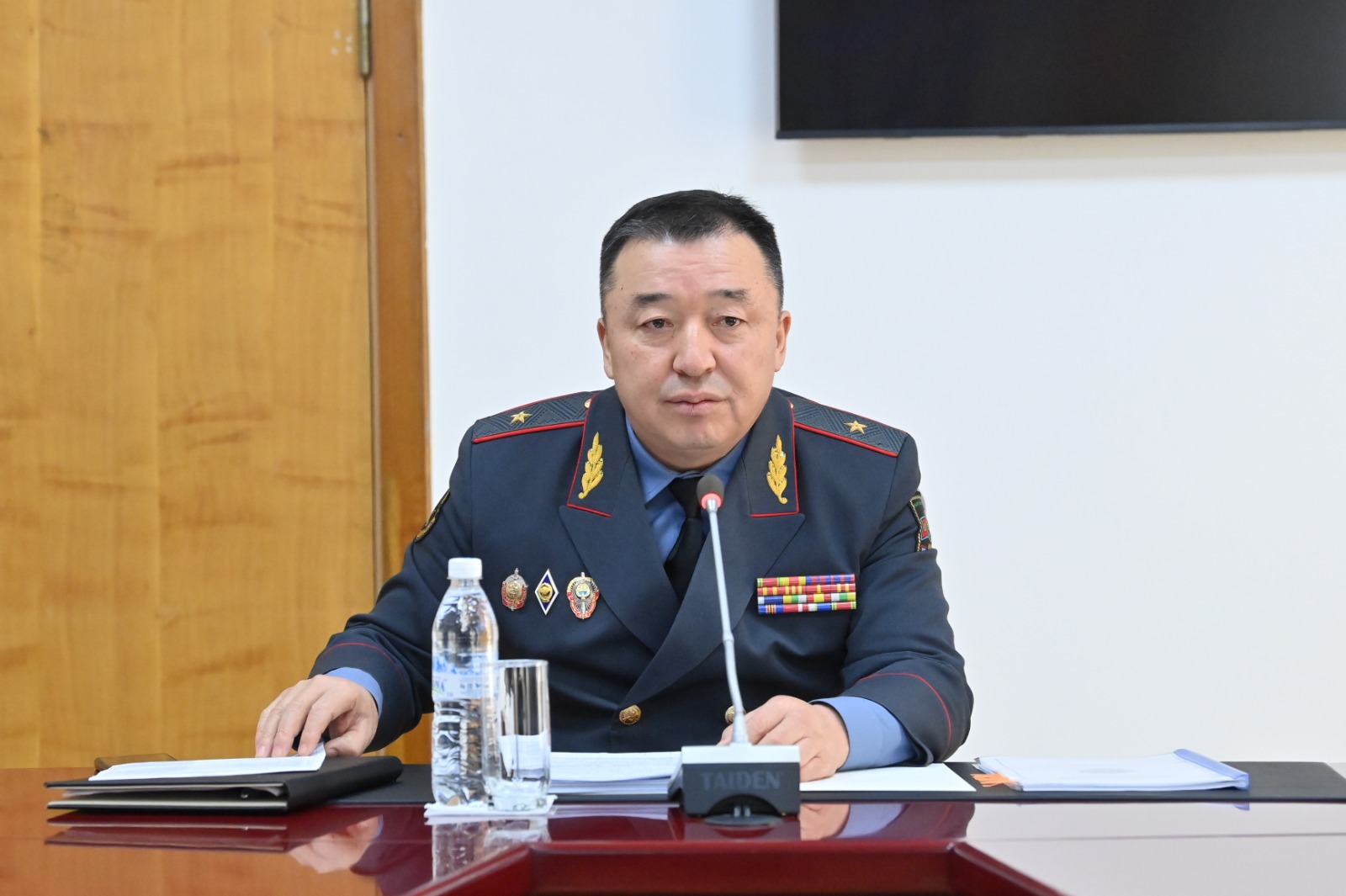 Заместитель министра внутренних дел Октябрь Урмамбетов провел совещание с курируемыми службами.