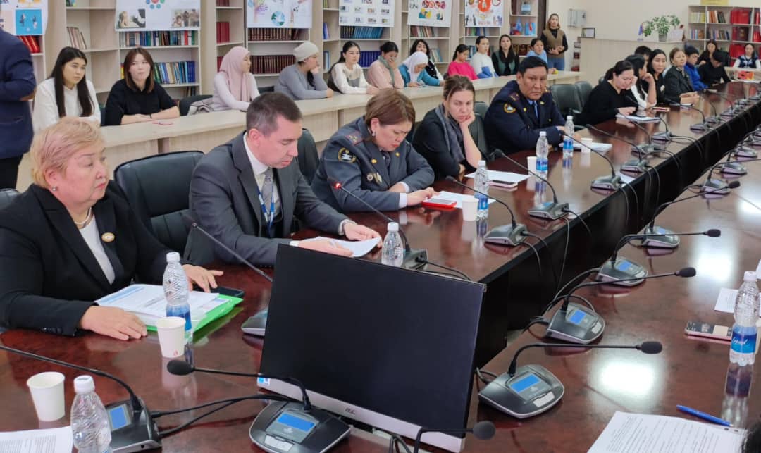 В Бишкеке прошел круглый стол по укреплению правового потенциала женщин и предотвращению насилия.