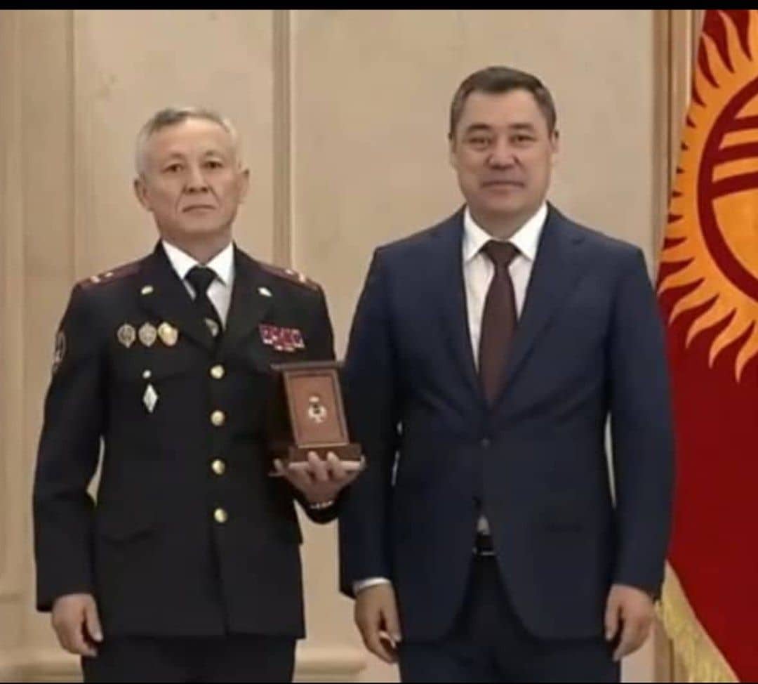 Экс-министр внутренних дел Кыргызской Республики Бакирдин Субанбеков и начальник Секретариата МВД КР Абдиш Коомбаев поощрены государственными наградами