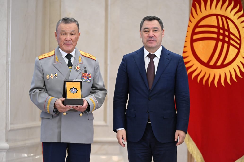 Экс-министр внутренних дел Кыргызской Республики Бакирдин Субанбеков и начальник Секретариата МВД КР Абдиш Коомбаев поощрены государственными наградами