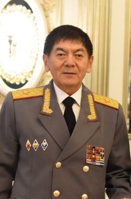 Генерал-майору милиции в отставке Кемелбеку Киязову вручили удостоверение и значок «Мастер спорта Кыргызской Республики»
