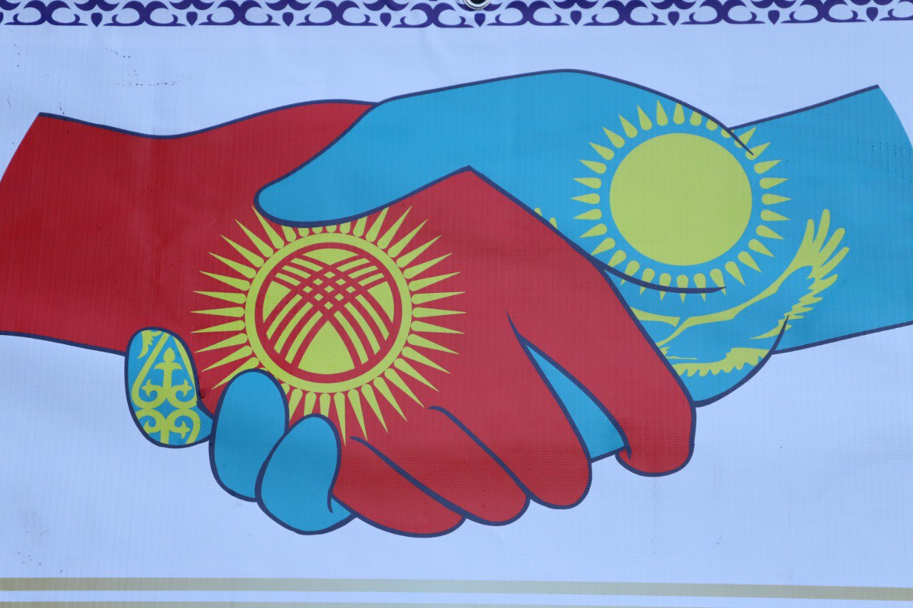 МВД Кыргызстана направило гуманитарную помощь для полицейских Казахстана