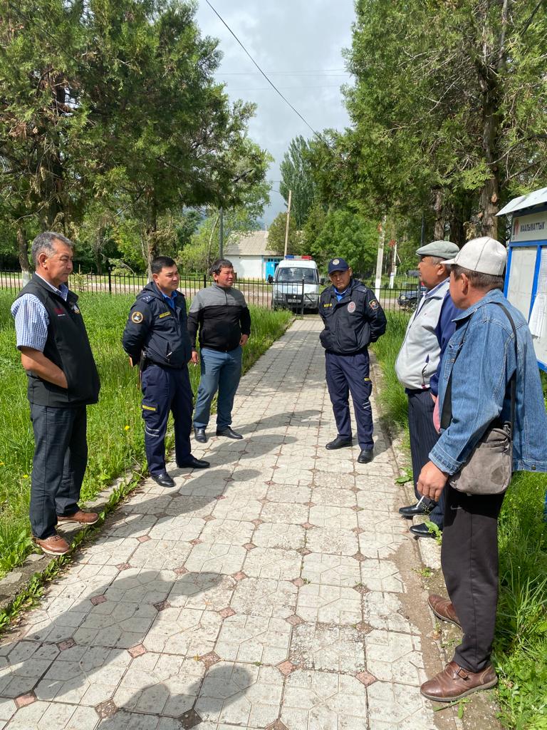 ИИМ: Милиция кызматкерлери айыл тургундары менен жолугушуп, коопсуздук эрежелерин түшүндүрүшүүдө