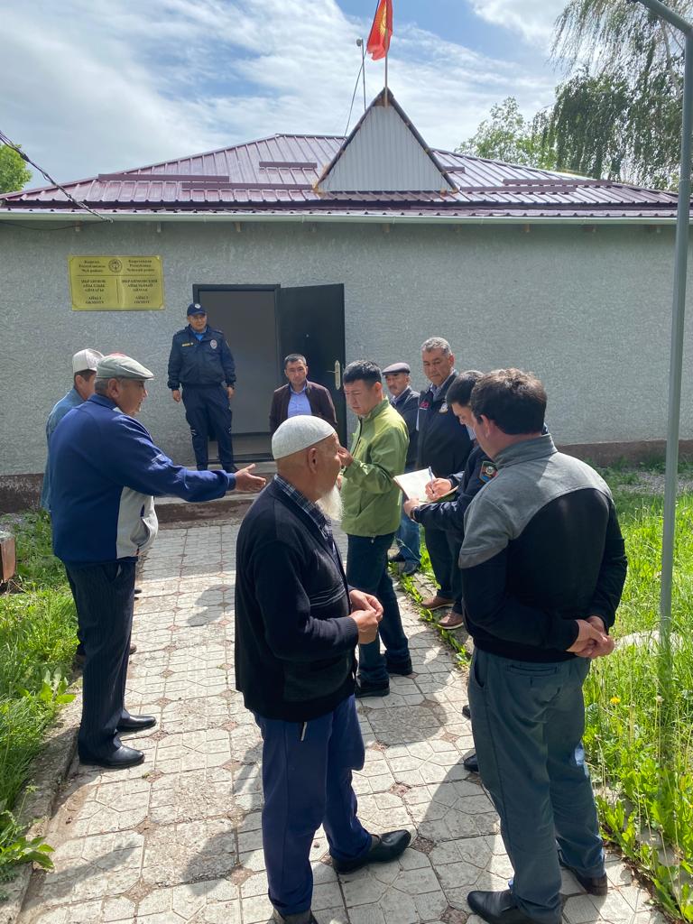 ИИМ: Милиция кызматкерлери айыл тургундары менен жолугушуп, коопсуздук эрежелерин түшүндүрүшүүдө