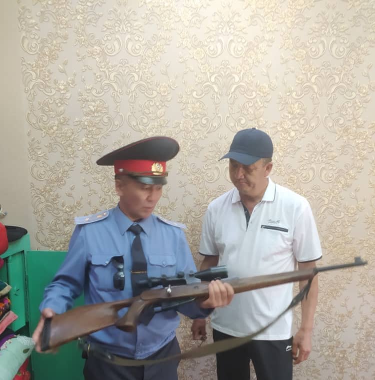 ИИМ: Милиция кызматкерлери айыл тургундары менен жолугушуп, коопсуздук эрежелерин түшүндүрүшүүдө