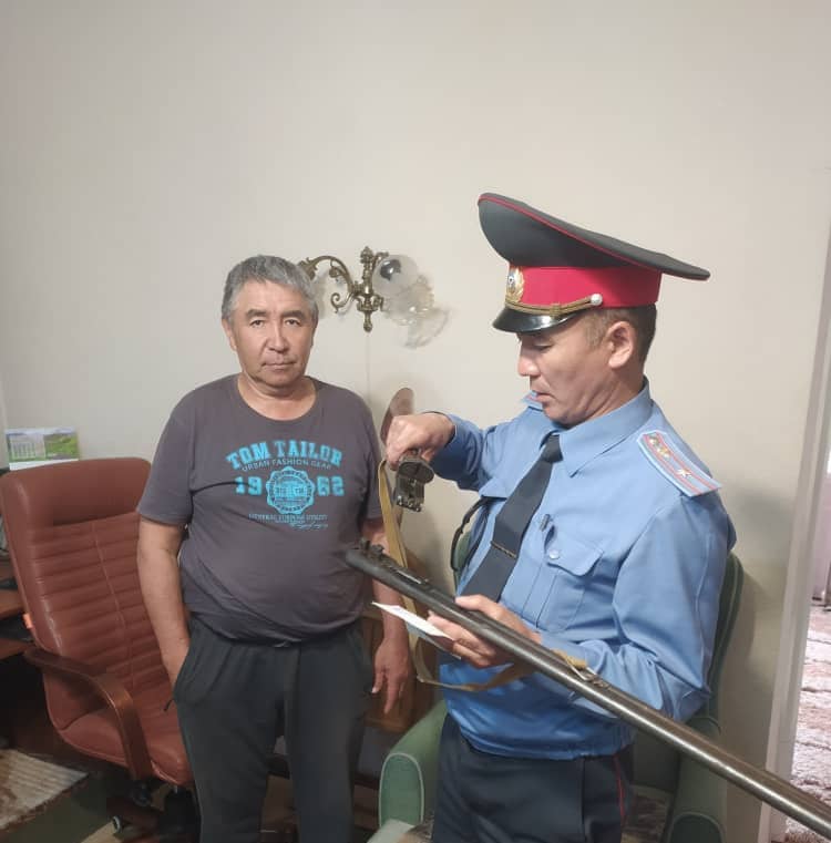 ИИМ: Милиция кызматкерлери айыл тургундары менен жолугушуп, коопсуздук эрежелерин түшүндүрүшүүдө