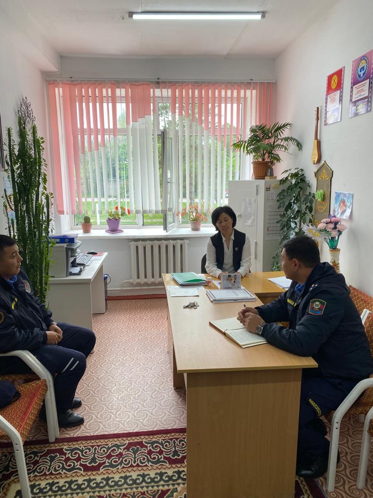 ИИМ: Милиция кызматкерлери айыл тургундары менен жолугушуп, коопсуздук эрежелерин түшүндүрүшүүдө