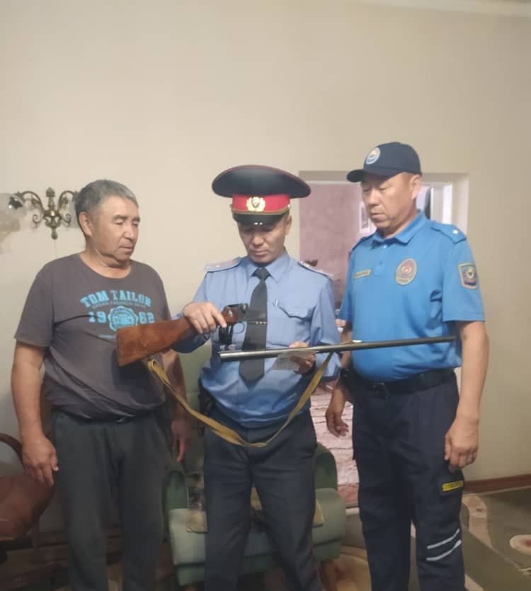 ИИМ: Милиция кызматкерлери айыл тургундары менен жолугушуп, коопсуздук эрежелерин түшүндүрүшүүдө