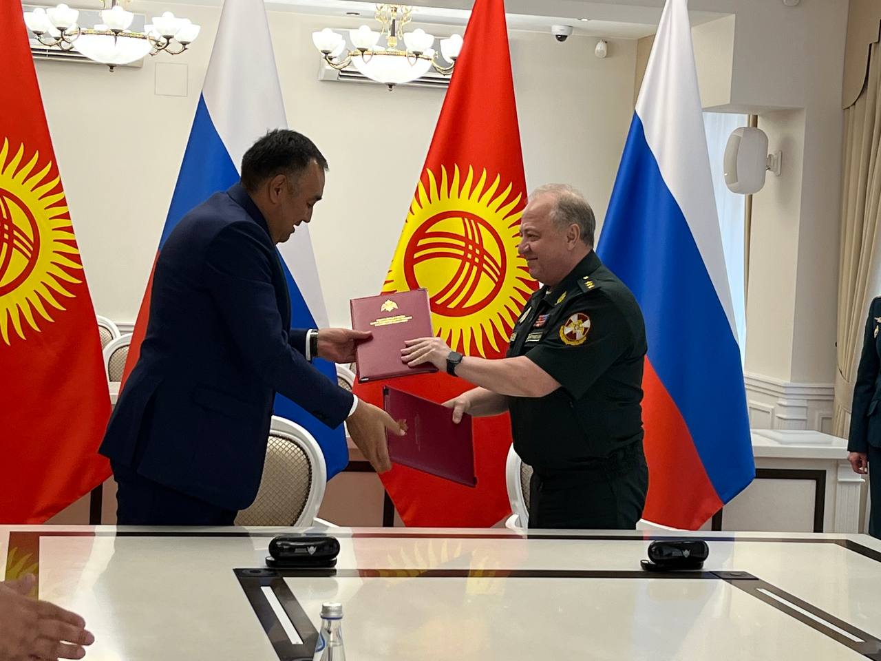 В Москве в ходе встречи руководителей МВД Кыргызстана и Федеральной службы войск национальной гвардии (Росгвардия) заключено соглашение о сотрудничестве