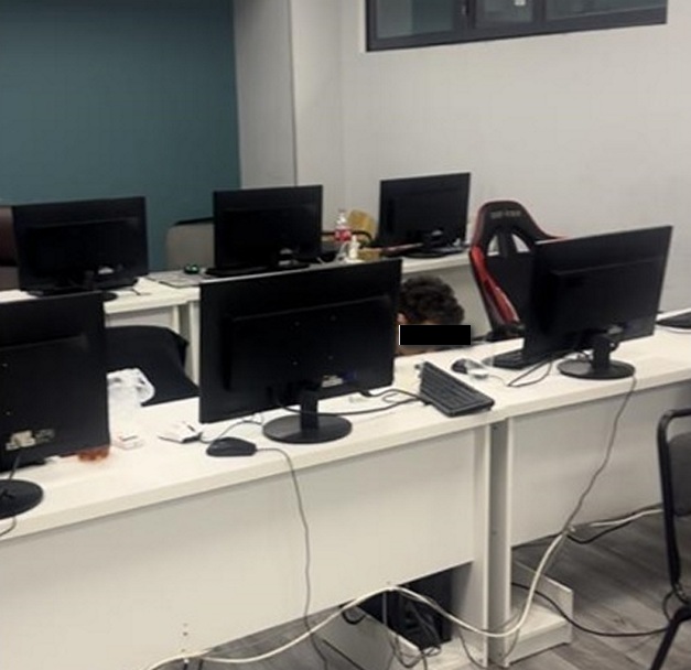 Кардарлар менен веб-моделдерди байланыштырып турган “вебкам” студия Бишкек шаарынан табылды