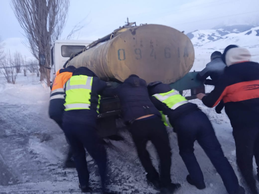 На Иссык-Куле иснпектора дорожной безопасности несут дежурство в усиленном режиме