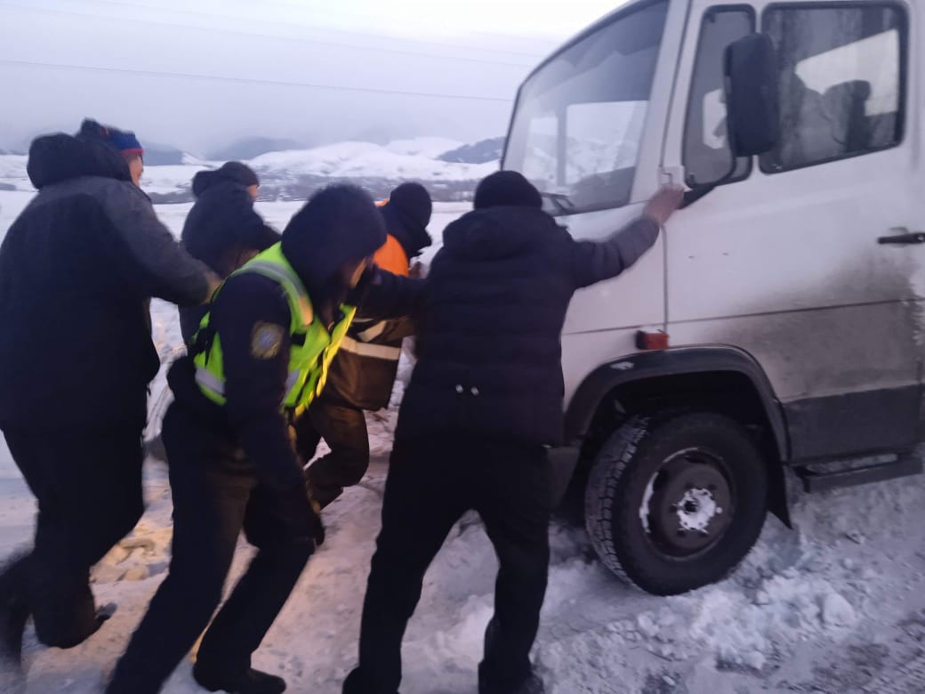 На Иссык-Куле иснпектора дорожной безопасности несут дежурство в усиленном режиме